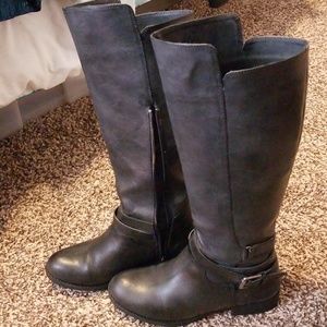 Black/dark grey boots